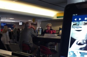 En el aeropuerto de Atlanta en los Estados Unidos, las salas de espera poseen mesas con iPads de uso público