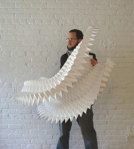 Shlian_00 Matthew Shlian, 2012, con la maqueta de su escultura Ghost Pleat